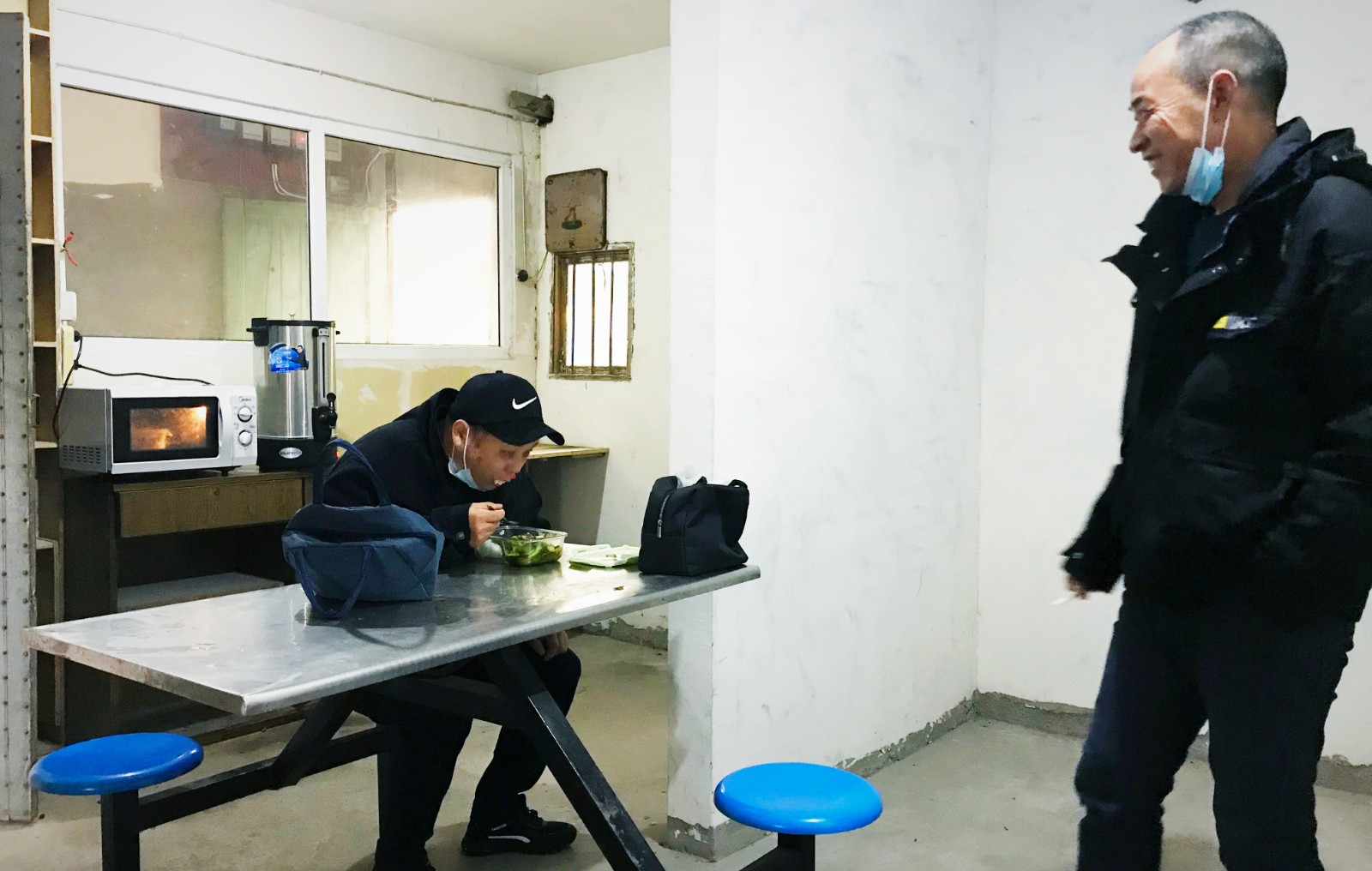 10月份，公司新租建駕駛員休息室之一，駕駛員在休息室內(nèi)愉悅休息與交談.jpg